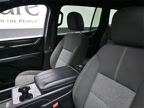 Used 2025 GMC Acadia Elevation image 16