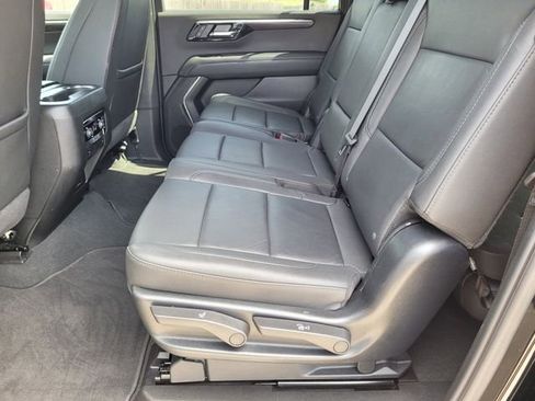 Used 2025 Chevrolet Suburban Z71 image 24