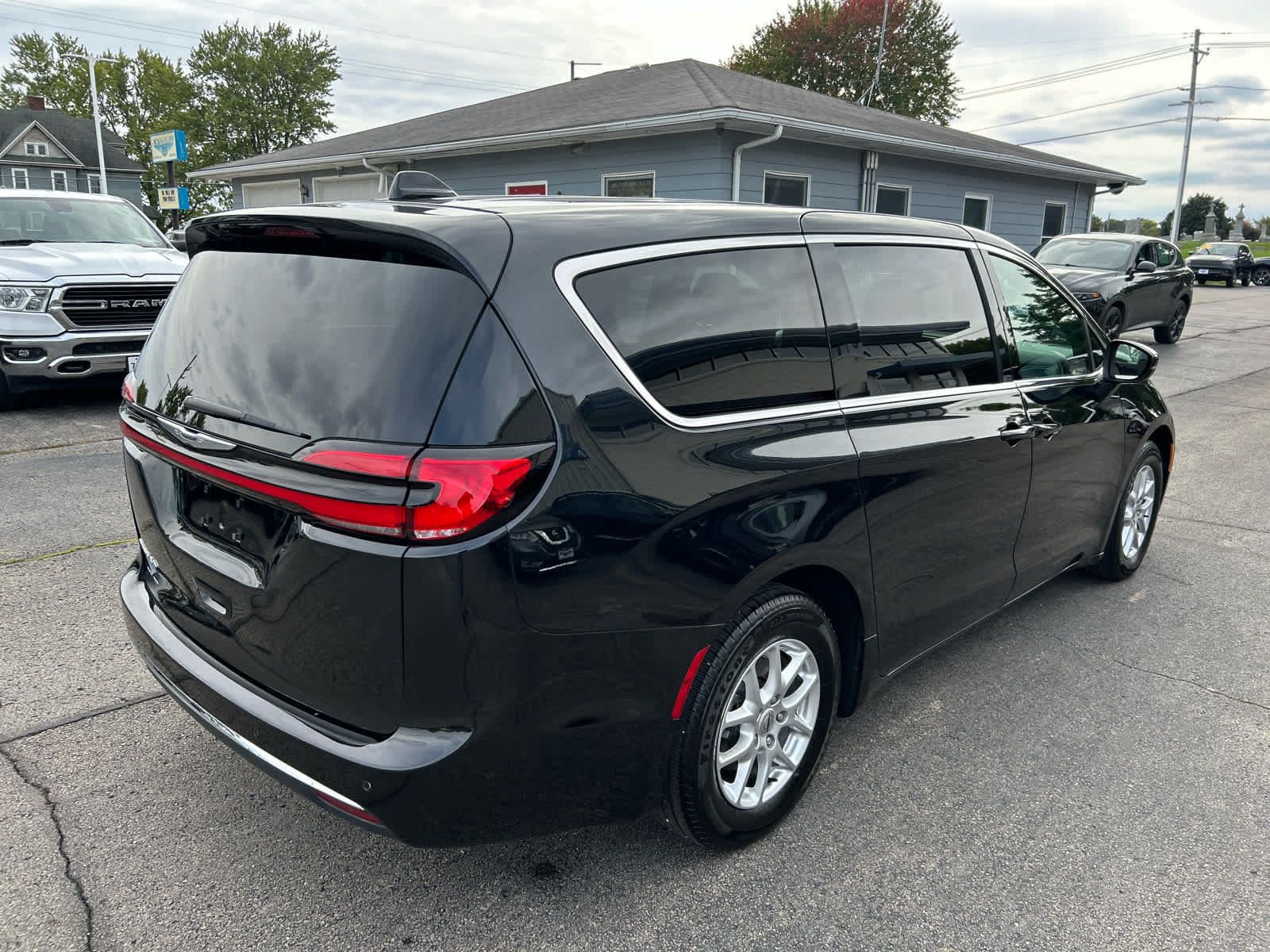 Used 2023 Chrysler Pacifica Touring FWD image 7