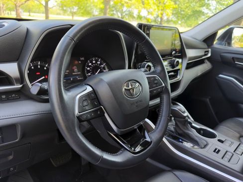 Used 2021 Toyota Highlander XLE AWD/4WD image 20