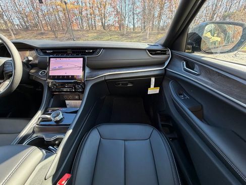 New 2025 Jeep Grand Cherokee L Limited image 15