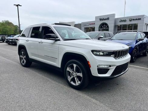 Used 2023 Jeep Grand Cherokee Limited w/ Luxury Tech Group II AWD/4WD image 4