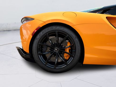 Used 2025 McLaren Artura Spider RWD image 33