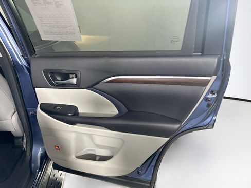 Used 2016 Toyota Highlander Limited Platinum FWD image 33