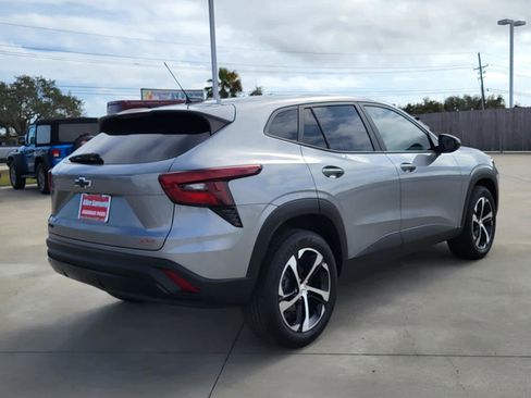 Used 2025 Chevrolet Trax RS w/ Sunroof Package image 5