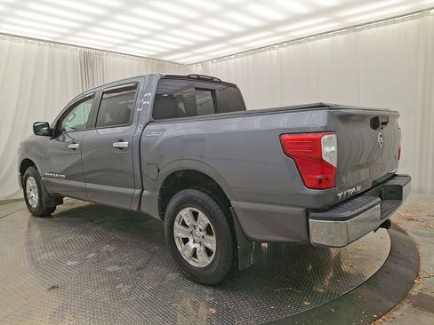 Used 2018 Nissan Titan SV image 21