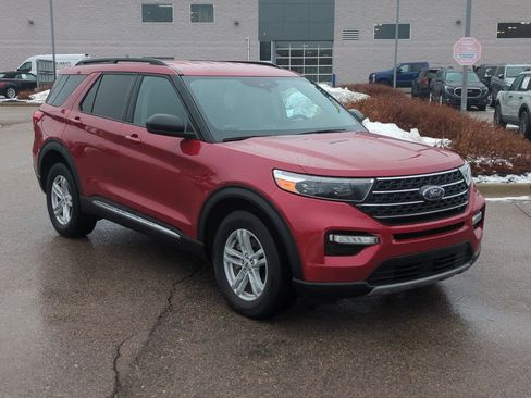 Used 2022 Ford Explorer XLT w/ Equipment Group 202A image 2