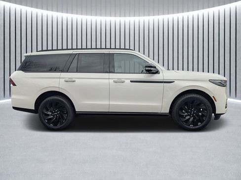 New 2026 Lincoln Navigator Reserve w/ Jet Appearance Package AWD/4WD image 2