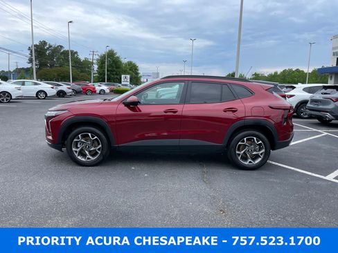 Used 2025 Chevrolet Trax LT FWD image 2
