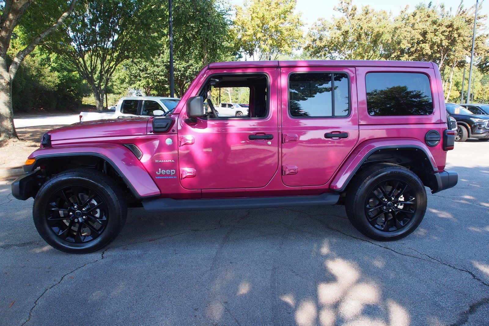 Used 2024 Jeep Wrangler Unlimited Sahara w/ Technology Group AWD/4WD image 4