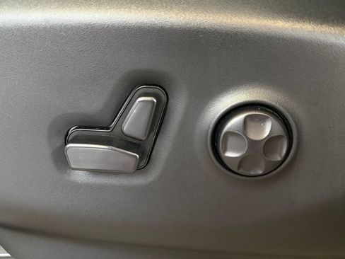 Used 2024 Chrysler Pacifica Touring-L FWD image 28