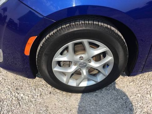 Used 2018 Chrysler Pacifica Touring Plus w/ Tire & Wheel Group FWD image 9