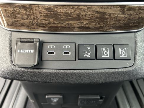 Used 2025 Toyota Sienna Platinum image 21