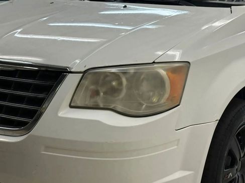 Used 2008 Chrysler Town & Country LX image 4