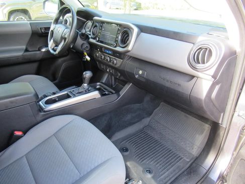 Used 2021 Toyota Tacoma SR5 AWD/4WD image 10