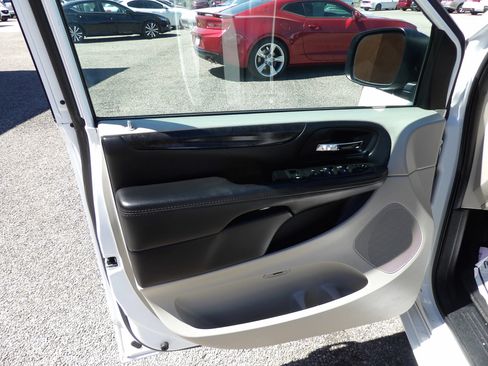 Used 2019 Dodge Grand Caravan SE FWD image 9