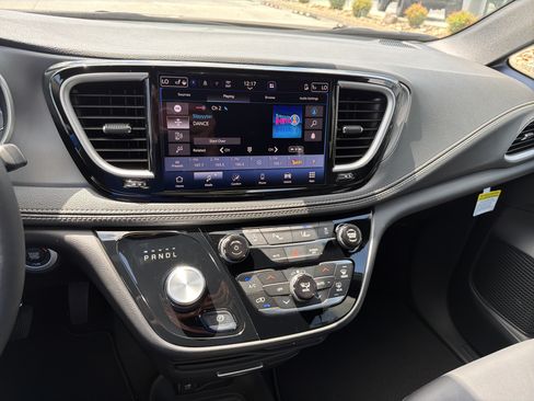 New 2027 Chrysler Pacifica Select FWD image 32