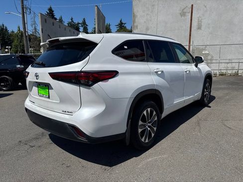 Used 2023 Toyota Highlander XLE AWD/4WD image 3
