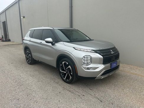 Used 2023 Mitsubishi Outlander SE FWD image 3
