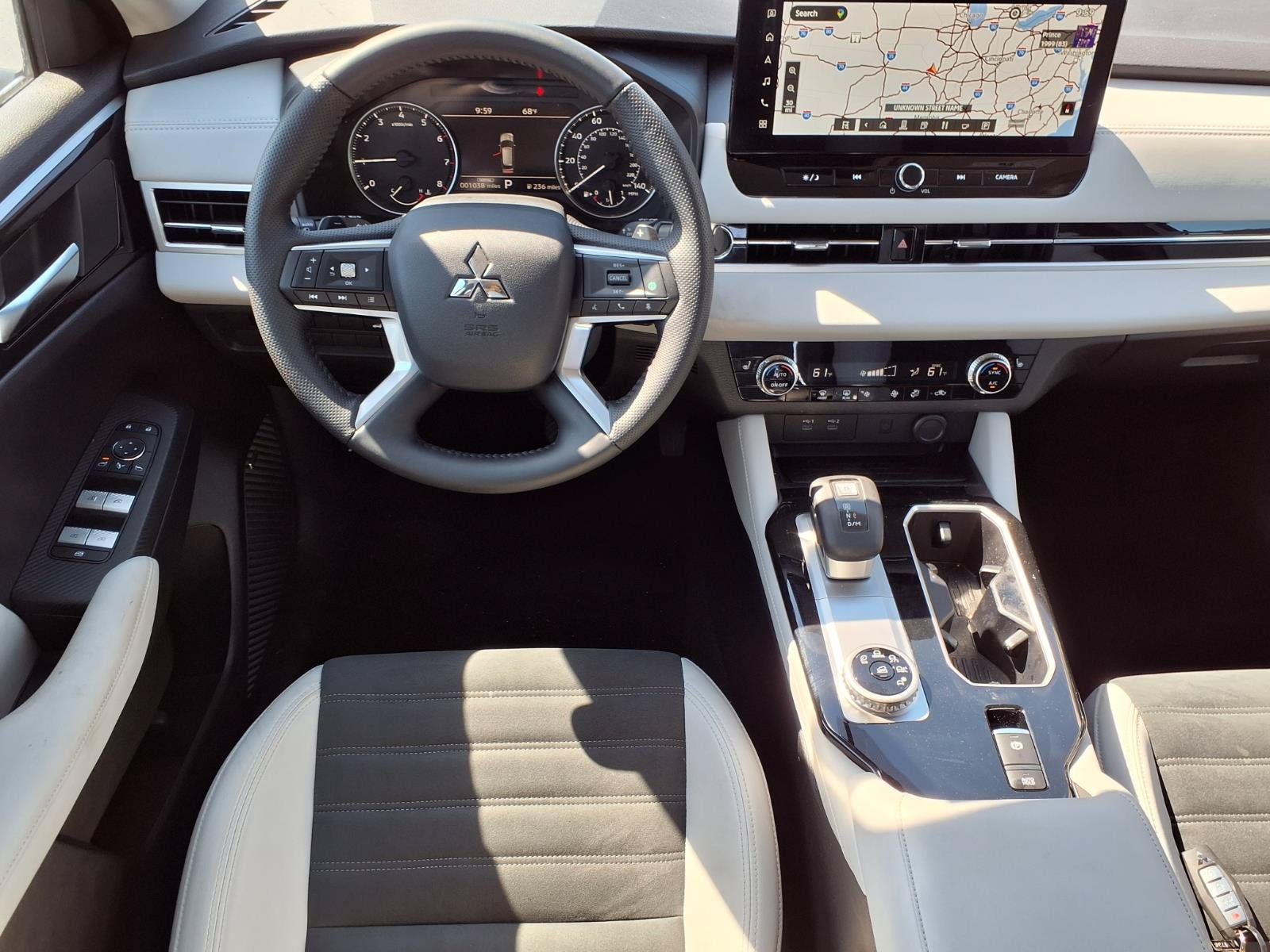 Used 2025 Mitsubishi Outlander SE FWD image 2