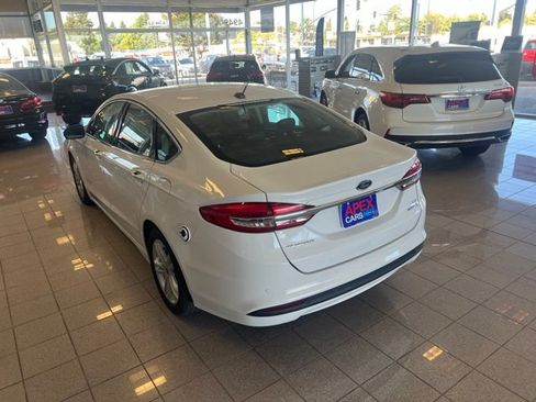 Used 2018 Ford Fusion SE w/ Equipment Group 602A FWD image 9