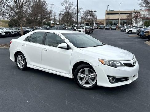 Used 2014 Toyota Camry L image 2