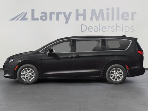 New 2026 Chrysler Voyager LX image 3
