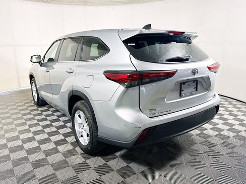 Used 2023 Toyota Highlander L FWD image 5