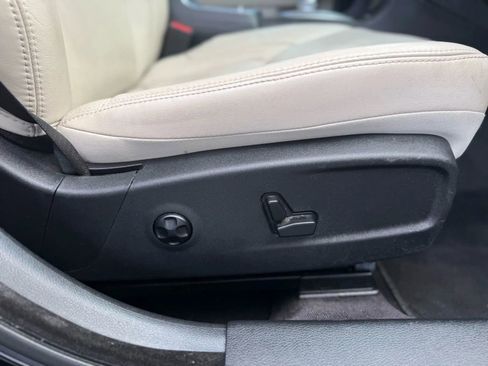 Used 2018 Chrysler 300 Touring L image 25