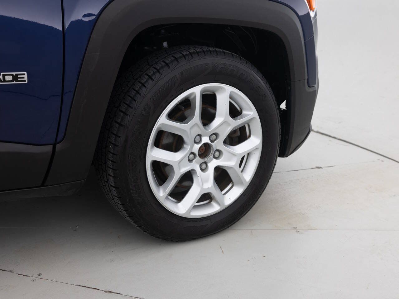 Used 2016 Jeep Renegade Latitude FWD image 19