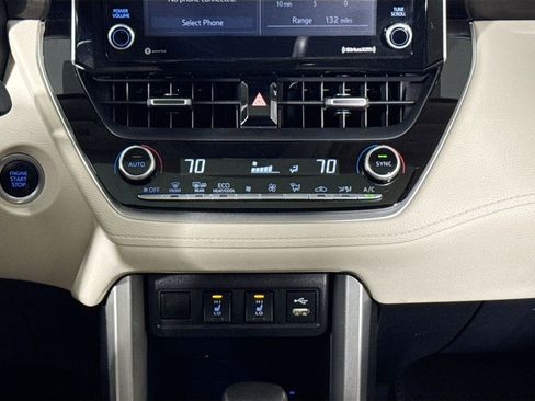 Used 2022 Toyota Corolla Cross XLE image 32