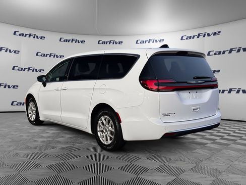 Used 2024 Chrysler Pacifica Touring-L image 3
