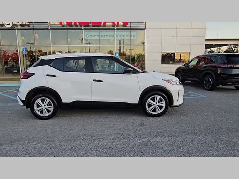 Used 2022 Nissan Kicks S image 36