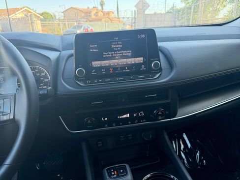Used 2025 Nissan Rogue SV FWD image 17