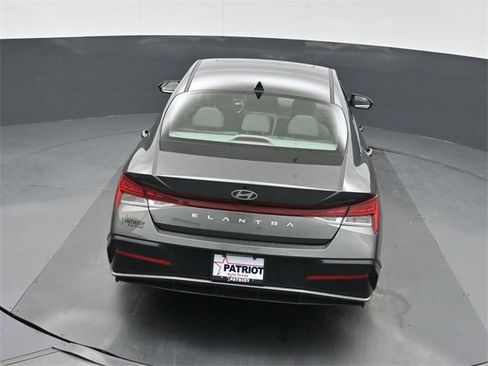 Used 2025 Hyundai Elantra SEL image 32