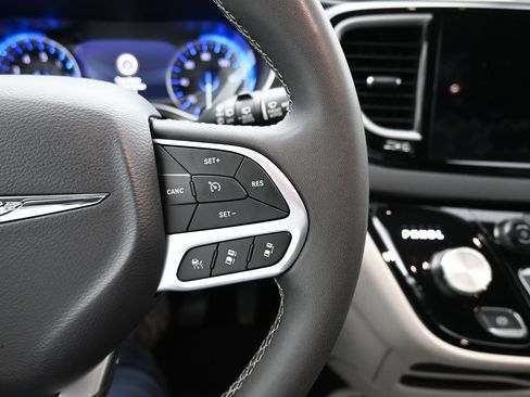 Used 2024 Chrysler Pacifica Touring-L FWD image 14