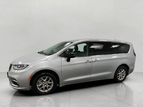 Used 2024 Chrysler Pacifica Touring-L image 9