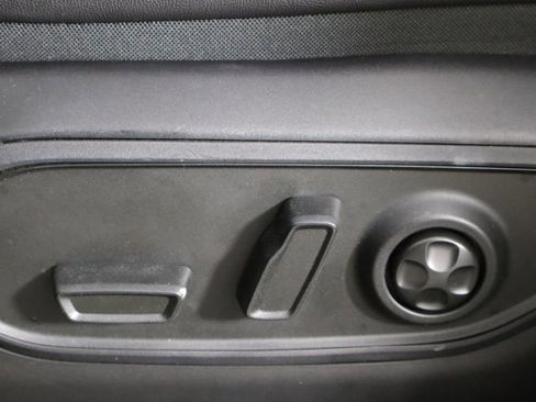 Used 2024 Jeep Grand Cherokee Limited w/ Black Appearance Package image 24