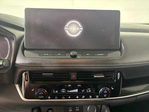 Used 2025 Nissan Rogue SL w/ Tech Package image 18