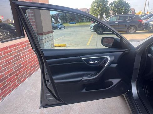 Used 2017 Nissan Altima 2.5 SR w/ Midnight Edition Package FWD image 12