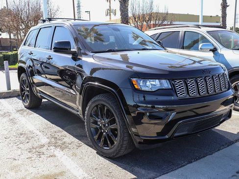 Used 2017 Jeep Grand Cherokee Altitude image 4