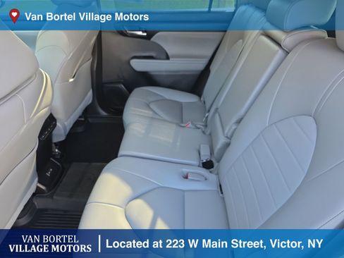 Used 2023 Toyota Highlander XLE image 21