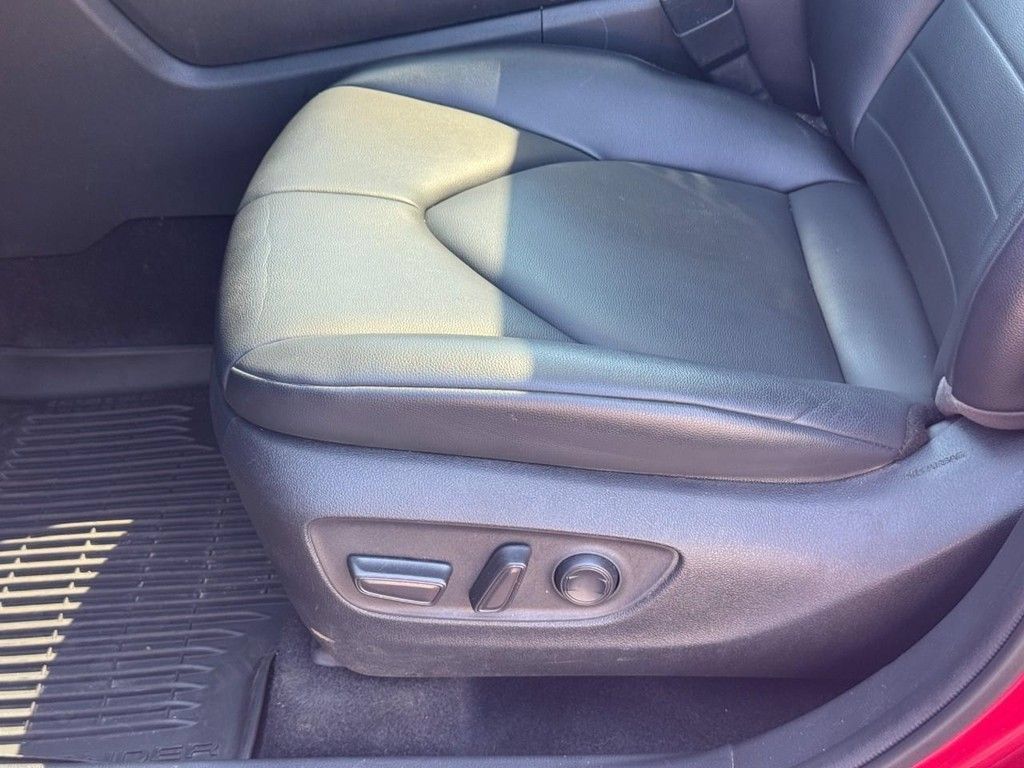 Used 2022 Toyota Highlander XLE AWD/4WD image 25