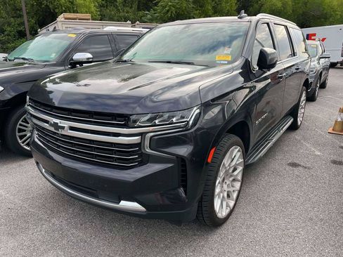Used 2022 Chevrolet Suburban LT w/ Luxury Package AWD/4WD image 4