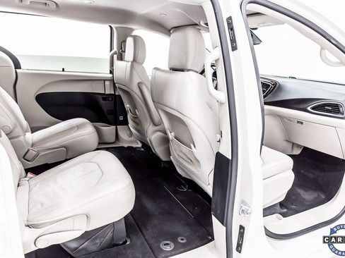 Used 2017 Chrysler Pacifica Touring-L image 32