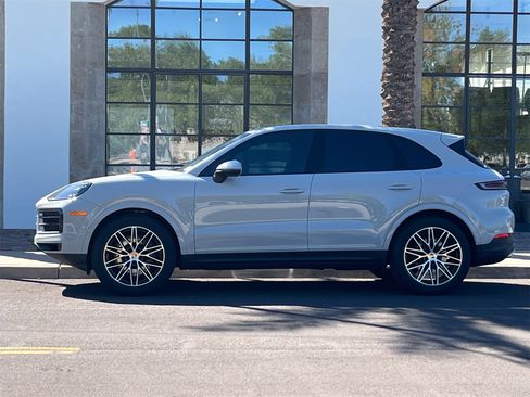 Used 2024 Porsche Cayenne image 1