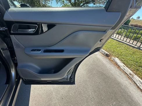 Used 2018 Jaguar F-PACE R-Sport image 26