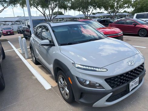 Used 2022 Hyundai Kona SEL w/ Convenience Package FWD image 2