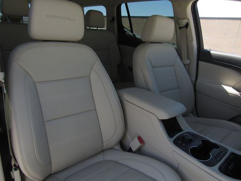 Used 2023 GMC Acadia Denali w/ Denali Ultimate Package FWD image 11