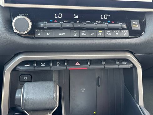 Used 2025 Toyota Tundra Limited AWD/4WD image 16